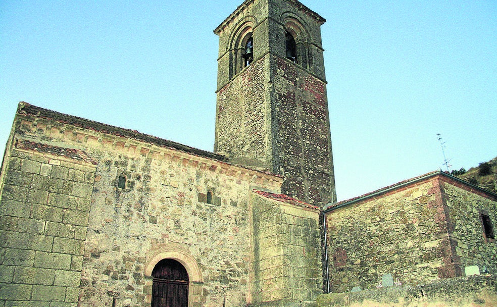 La iglesia románica de Nuestra Señora de la Asunción que preside el pueblo.