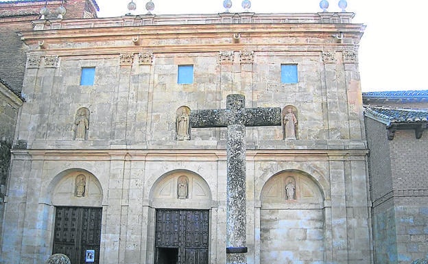 Imagen principal - Arriba, iglesia del convento de Santa Claras; casa conocida como el Palacio Gótico y fachada del monasterio de San Zoilo.