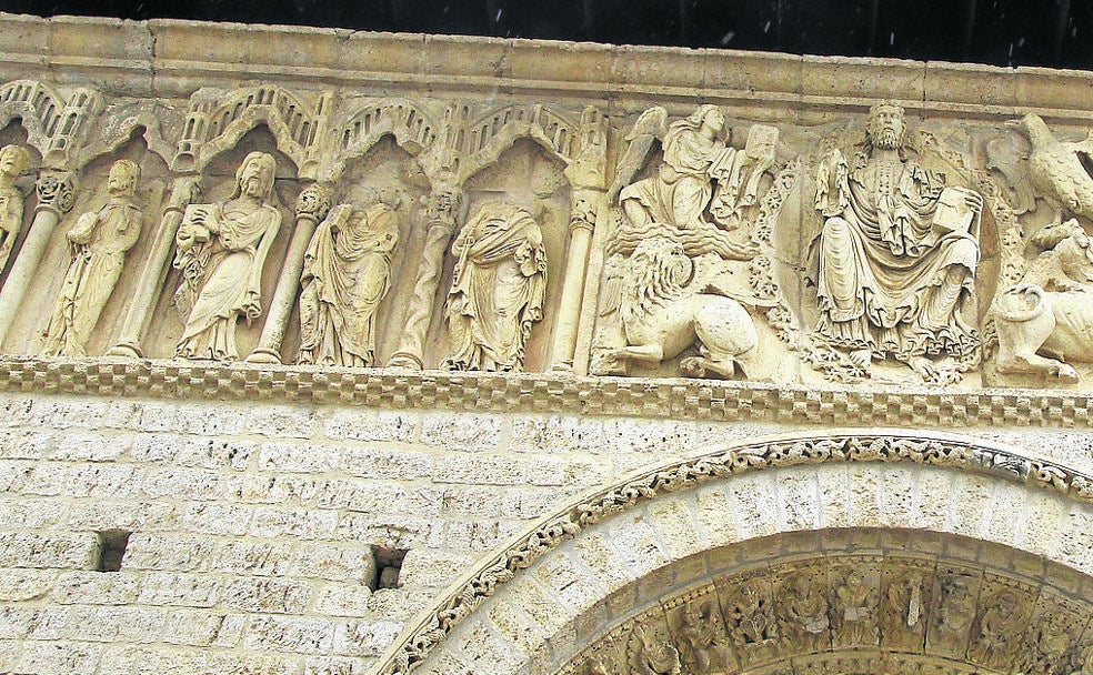 Friso de la iglesia de Santiago, con apostolado y el Pantocrátor, en el centro de la localidad.