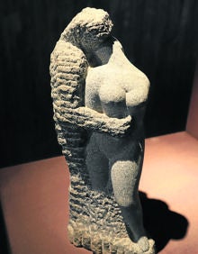 Imagen secundaria 2 - Detalles de las dos garzas bebiendo en la misma copa y de la serpiente de la fachada sur de la iglesia de Santibáñez del Río y una de las obras de Ángel Mateos que se expone en el museo del Hormigón.