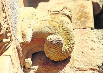 Imagen secundaria 1 - Detalles de las dos garzas bebiendo en la misma copa y de la serpiente de la fachada sur de la iglesia de Santibáñez del Río y una de las obras de Ángel Mateos que se expone en el museo del Hormigón.