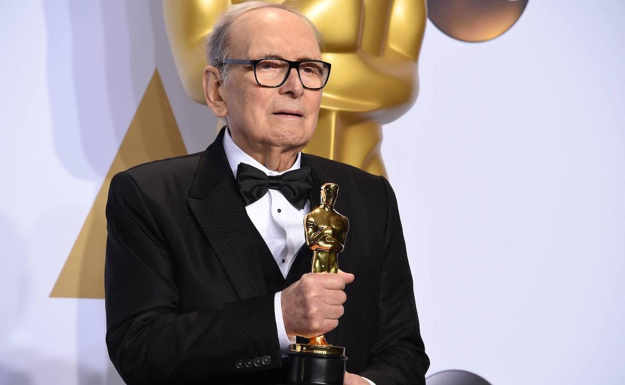 Ennio Morricone, conn el Oscar que ganó en 2016 por 'The Hateful Eight'. 
