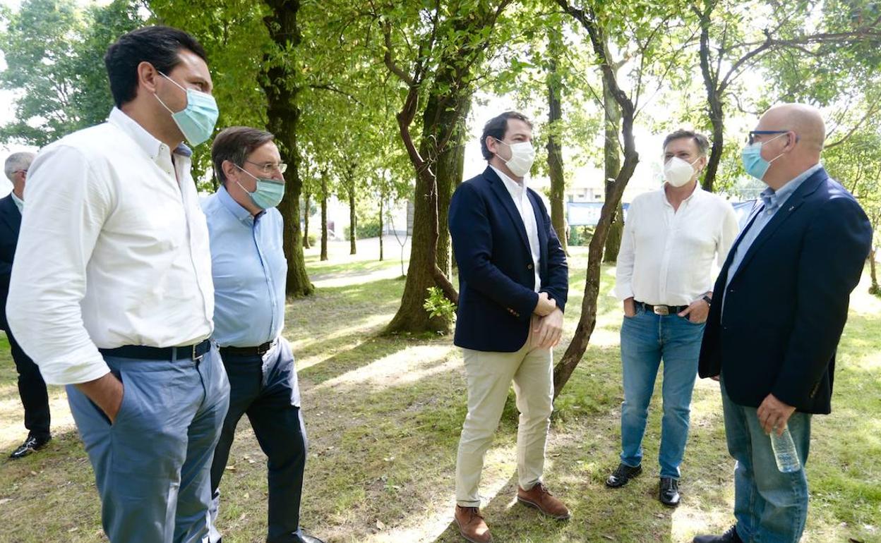 Raúl de la Hoz, Pedro Viñarás, Alfonso Fernández Mañueco, Francisco Vázqauez y Manuel Baltar, presidente del PP de Orense, el miércoles pasado en la campaña de Alberto Núñez Feijóo.