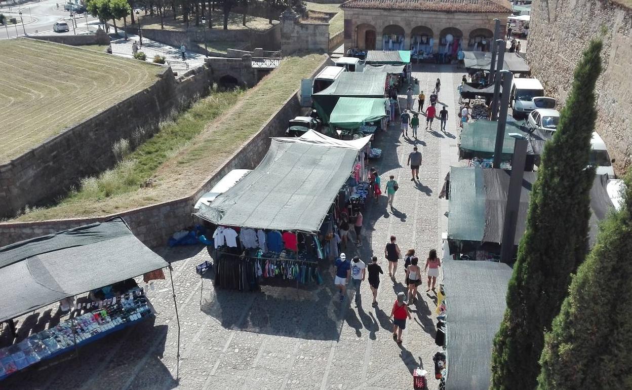 Vista general del mercadillo desde la muralla y algunos de los puestos de venta instalados en el día de ayer.