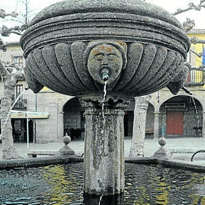 Pilón central en la plaza de España.