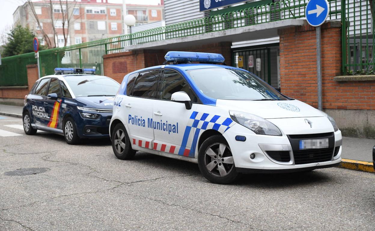 Imagen de archivo de dos coches de la Policía Naciona y Municipal. 