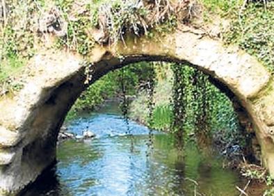 Imagen secundaria 1 - Arriba, Iglesia de San Nicolás; A la izquierda, puente de San García y Nevera o pozo de hielo. 