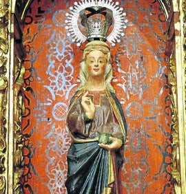 Imagen secundaria 2 - Arriba, interior de la Iglesia de Nuestra Señora de la Asunción; detalle de una ventana, de estilo románico, de la Iglesia de Santa María de la Asunción y Virgen gótica de La Socorrilla.. 