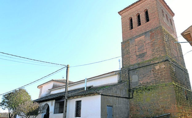 Exterior y torre de la iglesia de San Salvador.