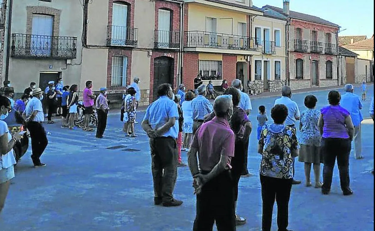 Una de las concentraciones de protesta en la localidad de Lastras de Cuéllar. 