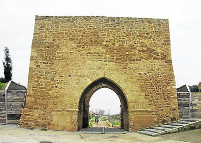 Imagen secundaria 1 - Arriba, Puerta de San Andrés de Villalpando; detalle del arco de la puerta de San Andrés y Arcos de la puerta de San Andrés.