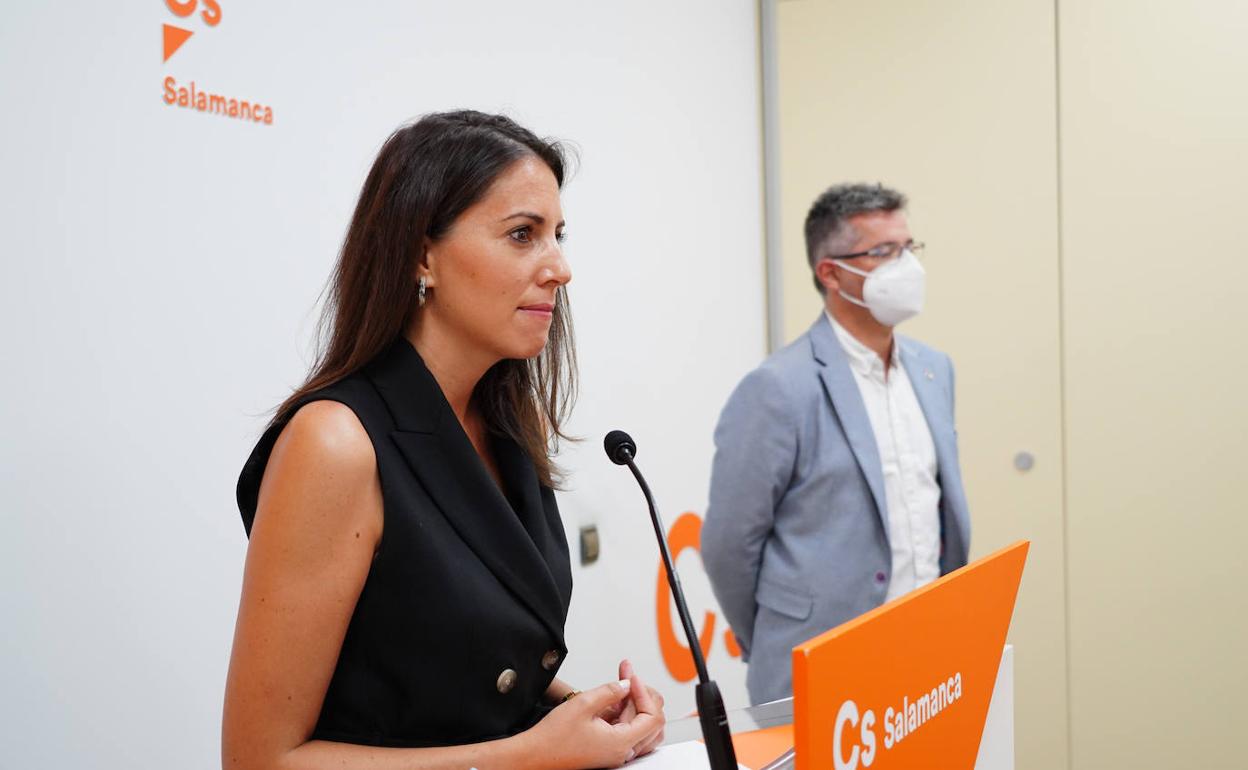 La procuradora de Cs por Salamanca, María Montero, acompañada por el diputado provincial Manuel Hernández 