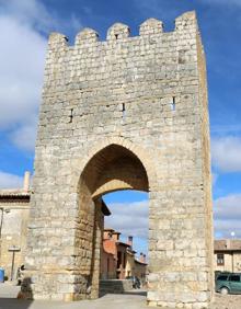 Imagen secundaria 2 - Pasadizos hechos en piedra de sillas y abovedados que discurren bajo varios tramos de casas de Astudillo y a los que se ha dado valor defensivo, hoy se utilizan en muchos casos como bodega. Sobre estas líneas, edificio del Ayuntamiento de Astudillo, con su archo bajo el que pasa una de las calles de la localidad y torre de la Puerta de San Miguel, único tramo de una de las entradas de la vieja muralla que en su día fue utilizada como cantera pública. 