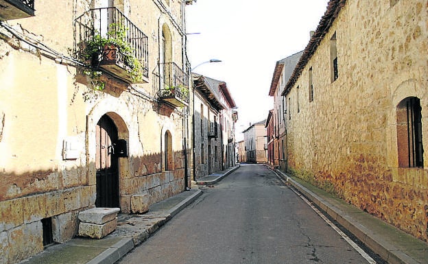 Casa típica del pueblo, con la fachada de piedra.