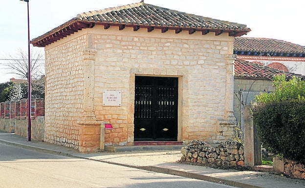 Imagen principal - Arriba, Humilladero del Cristo de las Eras; Puerta con herrajes e imagen de Cristo, del último cuarto del siglo XVI. 