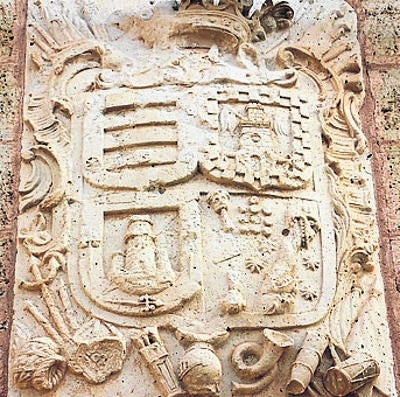 Escudo de una casa del pueblo.