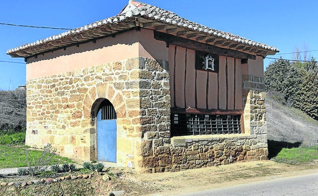 Imagen principal - Arriba, Ermita humilladero del Bendito Cristo; Plaza Mayor porticada de Castrillo de Villavega y palomares en el entorno de la localida 