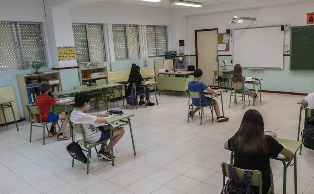 Los directivos de los centros escolares de Castilla y León se sienten «sobrepasados» por los protocolos covid, según CCOO