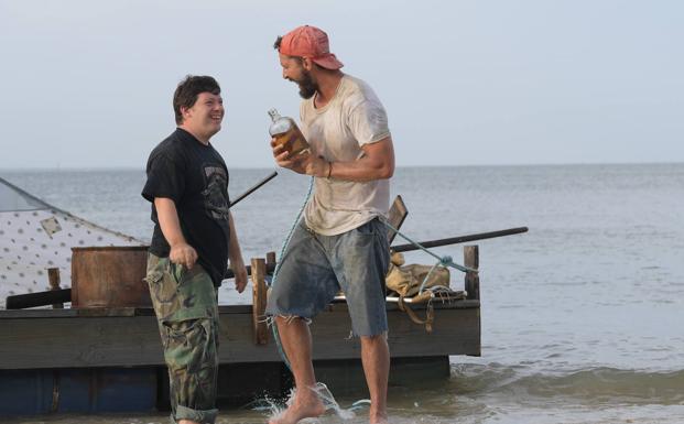 Zack Gottsagen y Shia LaBeouf en 'La familia que tú eliges'.