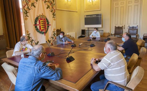 Reunión de los representantes de la Asociación de Feriantes de Valladolid con el alcalde, Óscar Puente, y el concejal de Recursos, Pedro Herrero. 