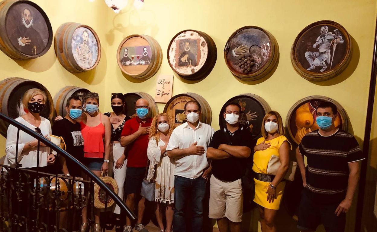 Un grupo de aficionados al vino de Benavente y País Vasco, realizaron la primera visita guiada a Liberalia tras la reapertura de las instalaciones a los visitantes.