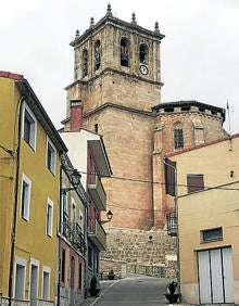 Imagen secundaria 2 - Arriba, ermita de la Virgen de Basardilla; vista general del pueblo y de la torre de la iglesia desde una calle del pueblo .