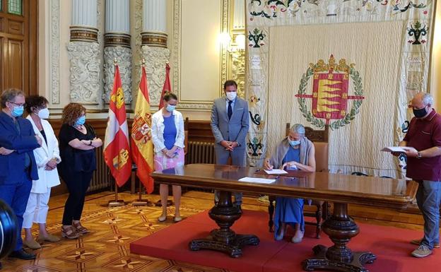 Momento de la firma del pacto entre el Ayuntamiento y los representantes del Diálogo Social