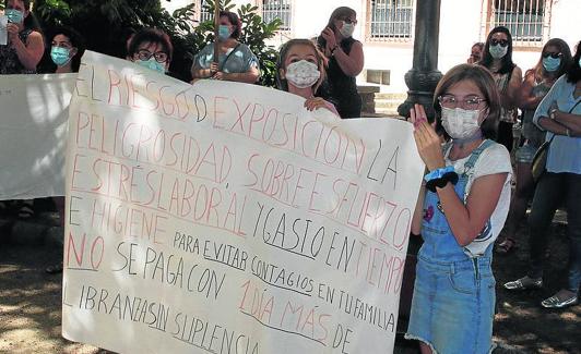 Protesta de trabajadores de centros residenciales, ayer. 