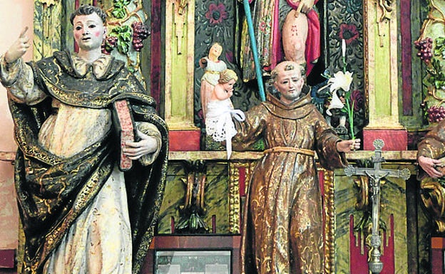 Talla de San Antonio, en el centro, en la iglesia parroquial.