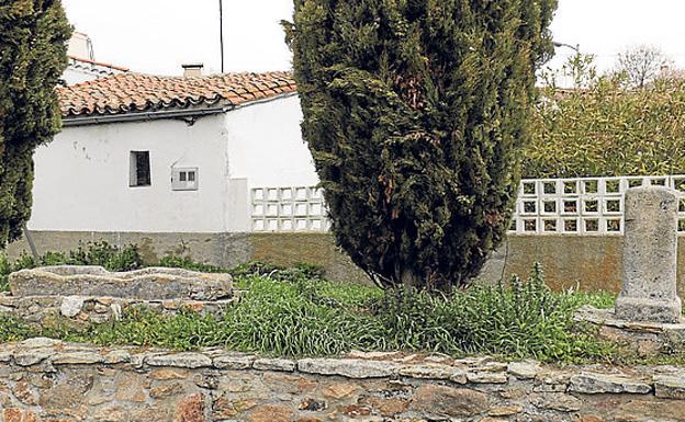 Imagen principal - Arriba, sarcófago y una estela romana que hacen referencia al pasado de Beleña y que están expuestos al público; abajo, retablo de San Antonio Abad, en la ermita e Imagen de San Cristóbal, en lo alto, junto a la carretera. 