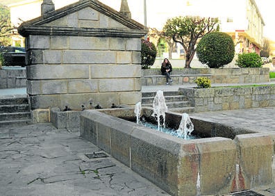 Imagen secundaria 1 - Arriba, iglesia de la Santísima Trinidad; Iglesia de la Santísima Trinidad.chorros de agua en la fuentes y calle con las típicas balconadas de la arquitectura popular de Sotillo .