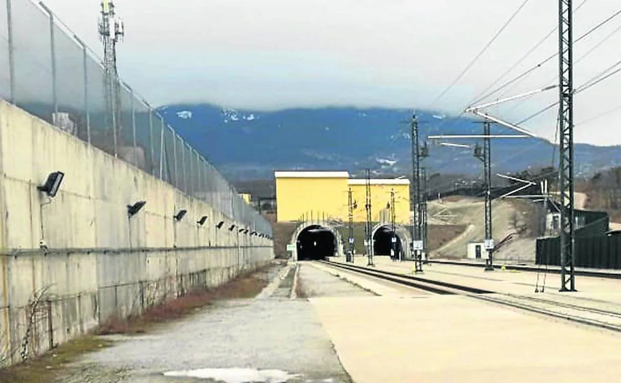 Acceso de la línea de alta velocidad ferroviaria al túnel de Guadarrama, donde recientemente ha habido varios percances laborales. 