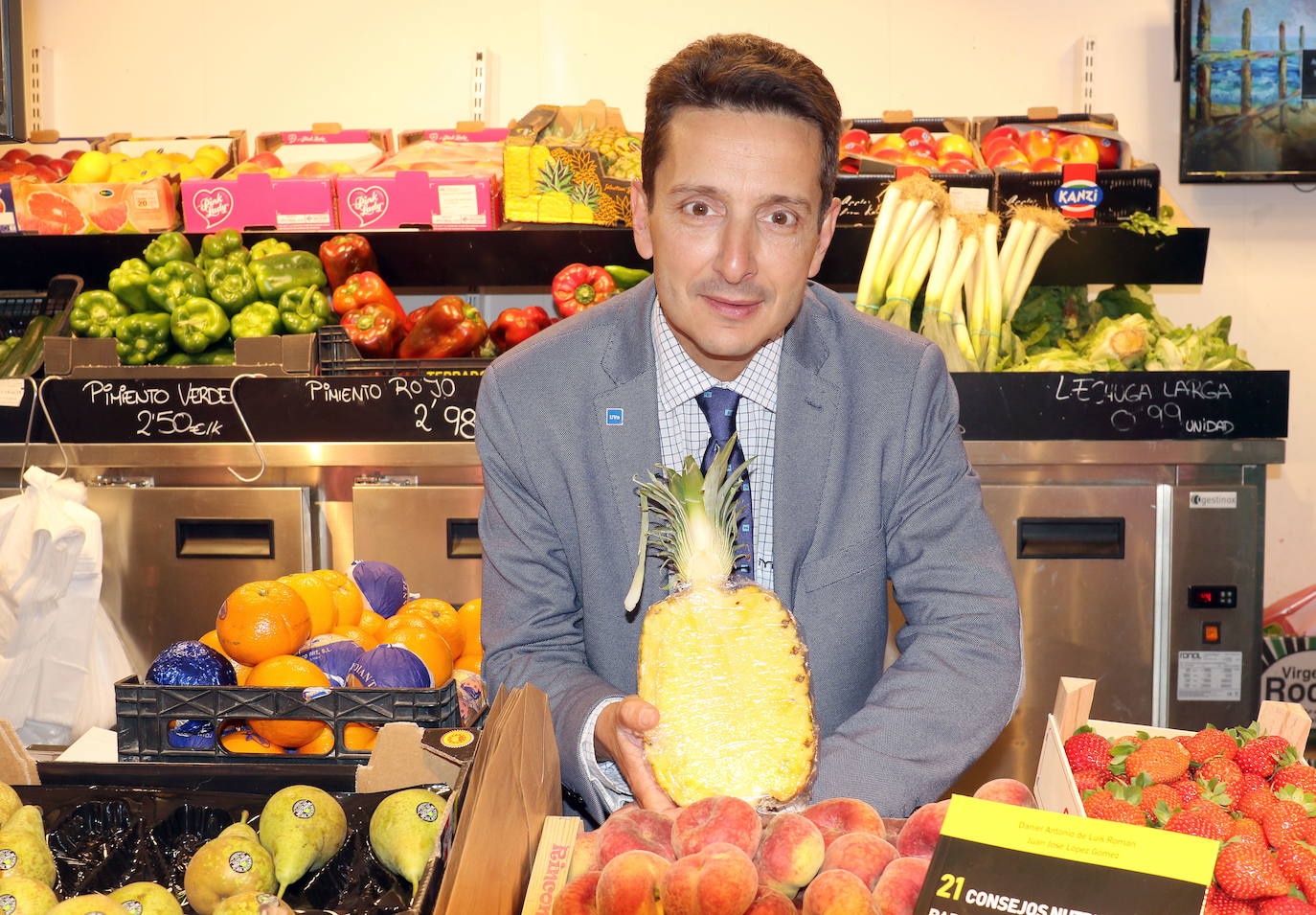 Daniel de Luis, en una frutería con productos de los que recomienda en su libro. 