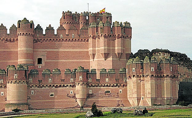 Exterior del castillo de Coca con mezcla de ladrillos con piedra caliza blanca.