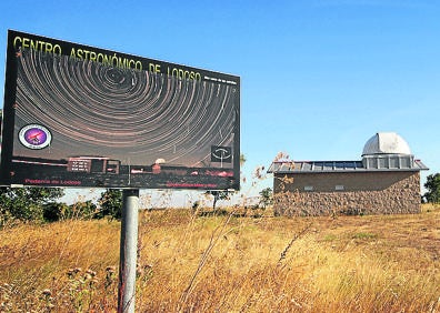 Imagen secundaria 1 - Arriba, San Pedro Apóstol, en San Pedro Samuel; observatorio astronómico de Lodoso y Nuestra Señora de la Natividad, en Marmellar de Abajo.