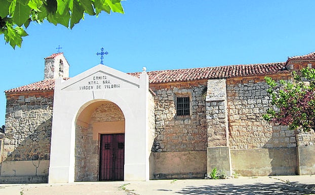Imagen principal - Arriba, ermita de la Virgen de Viloria; detalle de un balcón de una casa nobiliaria y antigua iglesia protestante. 