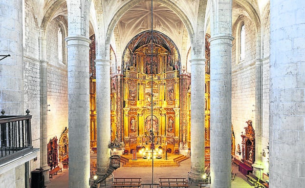 Imagen principal - Arriba, interior de la iglesia parroquial, conocida popularmente como la Catedral del Vino; Busto de Fray Antonio Alcalde y las dos majestuosas torres de la Catedral del Vino un anochecer.
