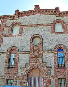 Imagen secundaria 2 - Arriba, ermita de la Virgen de Viloria; detalle de un balcón de una casa nobiliaria y antigua iglesia protestante. 