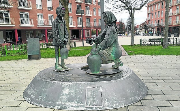 Imagen principal - Arriba, Fuente Juana', de Ángel Membiela, en la Plaza de la Cruz; Iglesia de San Ildefonso y Crucero.