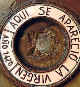 Imagen secundaria 2 - Arriba, iglesia de San Martín; abajo, interior del santuario de la Virgen de Velilla y sello que recuerda la aparición de la Virgen 