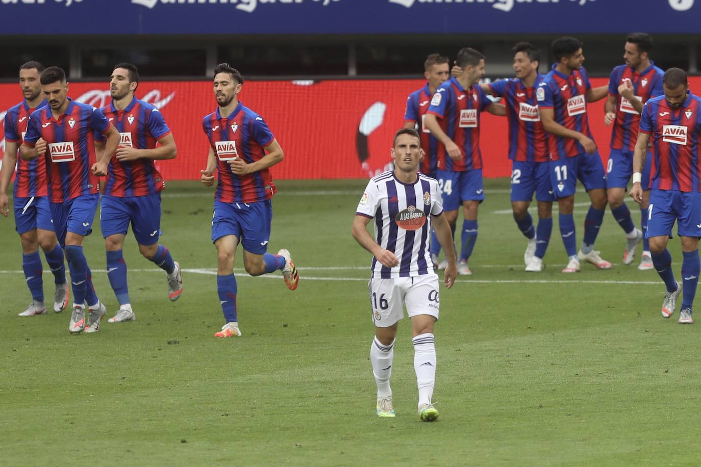 Guardiola redujo distancias en la segunda parte después de que Bigas e Inui anotaron los de los locales y en el descuento De Blasis anotó de penalti