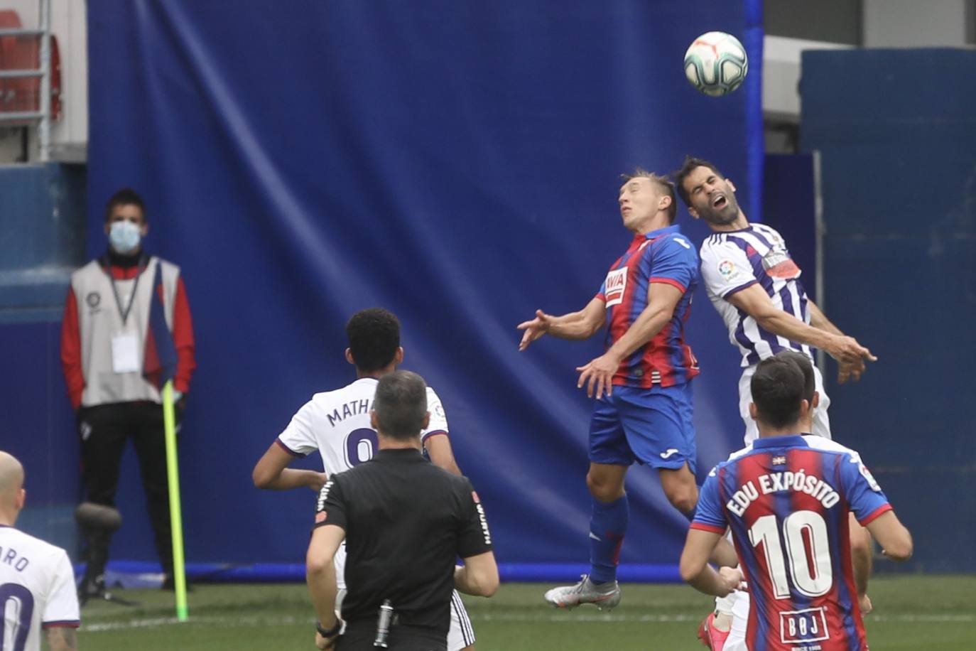 Guardiola redujo distancias en la segunda parte después de que Bigas e Inui anotaron los de los locales y en el descuento De Blasis anotó de penalti