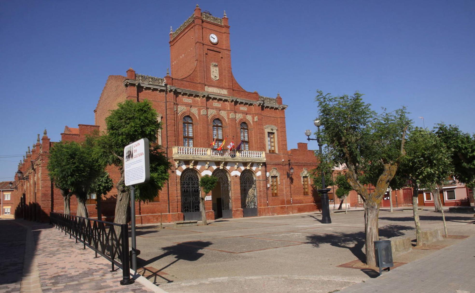 Fachada y torre del reloj del Ayuntamiento de Becerril de Campos. 