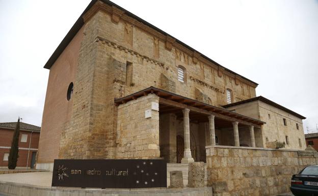 Imagen principal - Edificio de San Pedro Cultural que alberga el observatorio astronómico en lo que fueron las viejas ruinas de una iglesia. Abajo, puerta de la muralla y uno de los dichos educativos que decoran las escuelas y el edificio modernista del Ayuntamiento, hoy en la parte que es Centro Mëdico de la localidad.