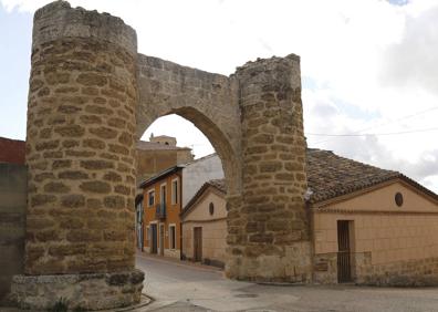 Imagen secundaria 1 - Edificio de San Pedro Cultural que alberga el observatorio astronómico en lo que fueron las viejas ruinas de una iglesia. Abajo, puerta de la muralla y uno de los dichos educativos que decoran las escuelas y el edificio modernista del Ayuntamiento, hoy en la parte que es Centro Mëdico de la localidad.