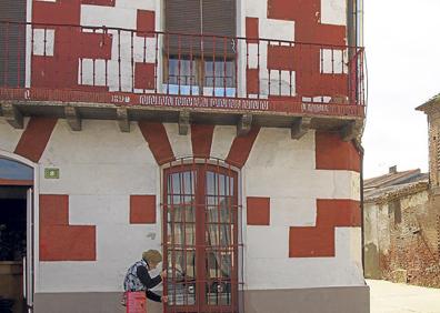 Imagen secundaria 1 - Arriba, ermita del Santísimo Cristo de México junto al cementerio; a la izquierda, una de las calles de la localidad y a su derecha, puerta de la iglesia. 