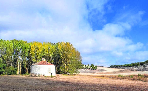 Un palomar, muestra del patrimonio agrario de la zona circundante. 