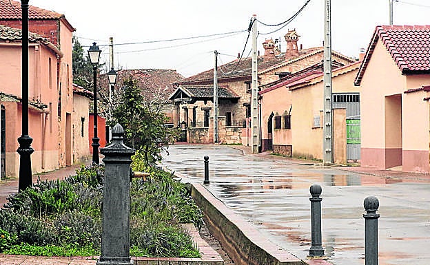 Fuente, en una de las calles de Corral de Ayllón. 