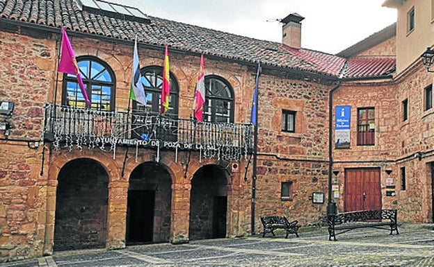 Casa consistorial y oficina de turismo.