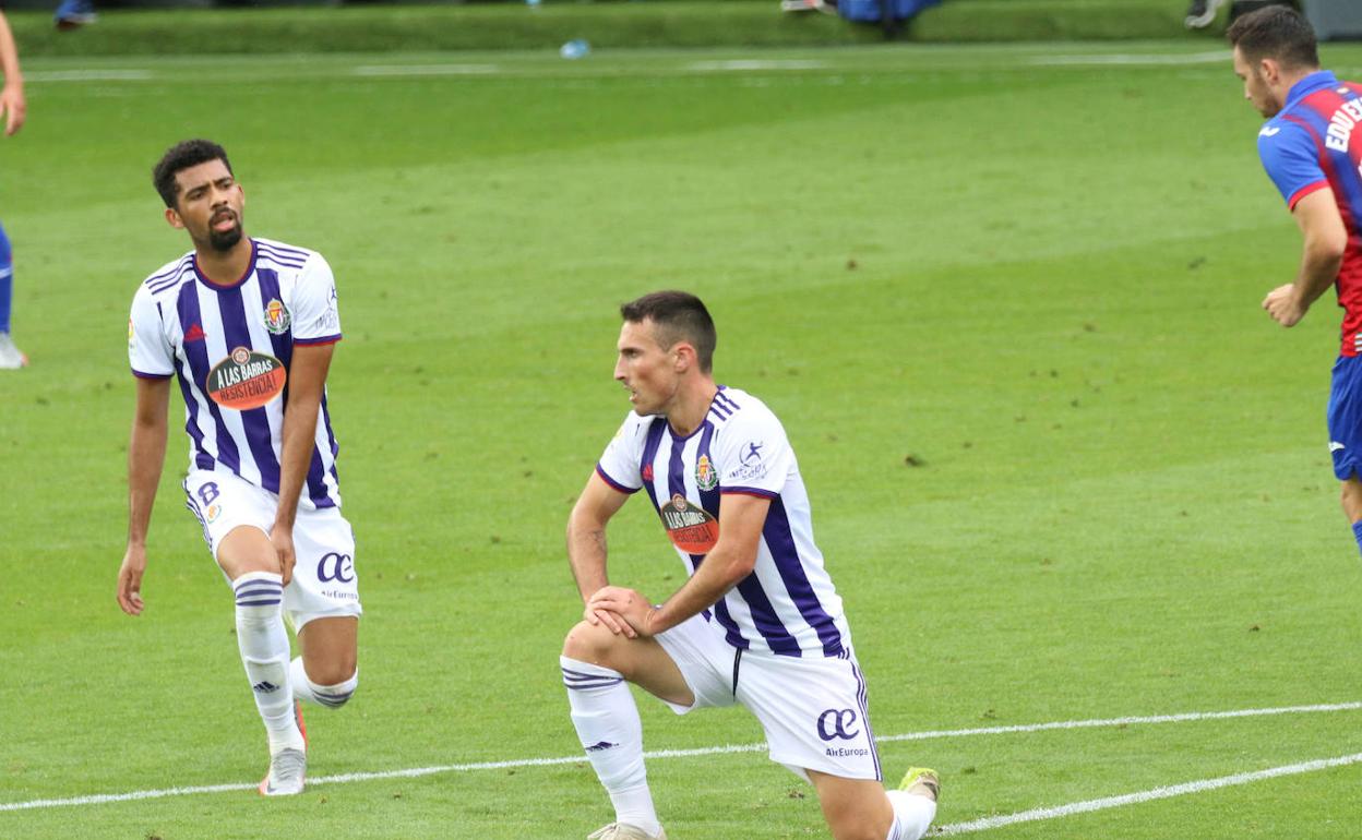 Fede San Emeterio, rodilla en tierra, ayer en Ipurua. 